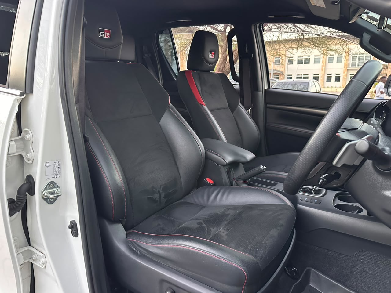 TOYOTA HILUX DOUBLE CABIN thumbnail 5